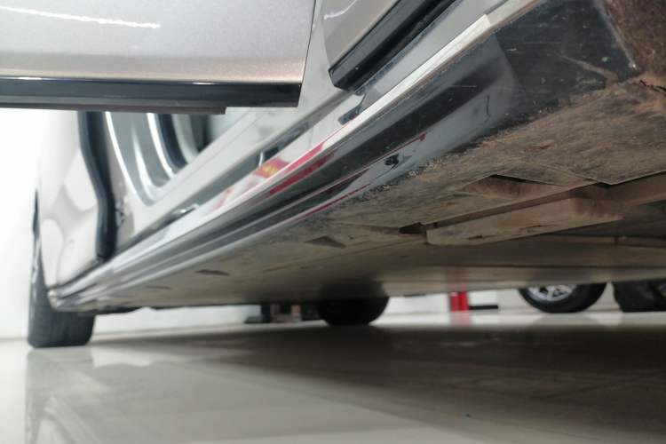 Used Volvo EM90 2025 Ultra Six-Seater Right Side Sill