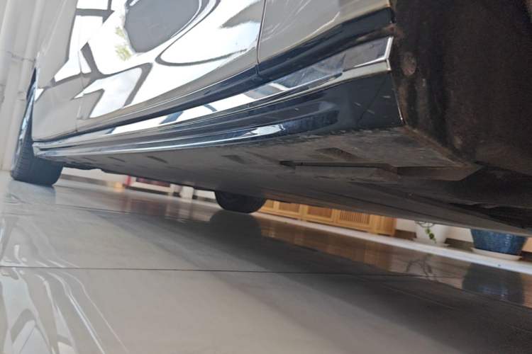 Used Volvo EM90 2025 Ultra Six-Seater Right Side Sill