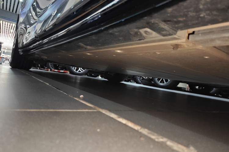 Used Volvo EM90 2025 Ultra Six-Seater Right Side Sill