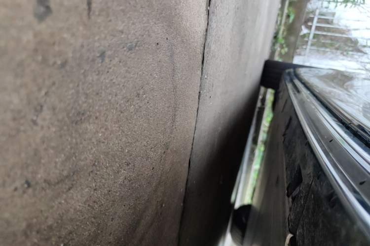 Used Volvo EM90 2025 Ultra Six-Seater Right Side Sill