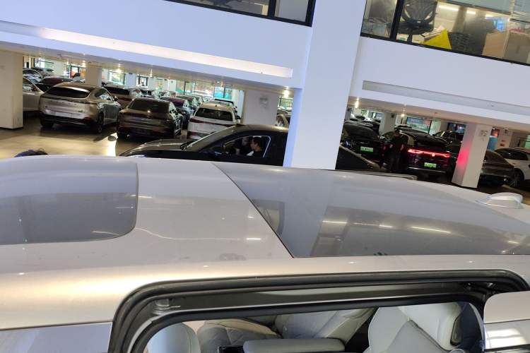 Used Volvo EM90 2025 Ultra Six-Seater Roof