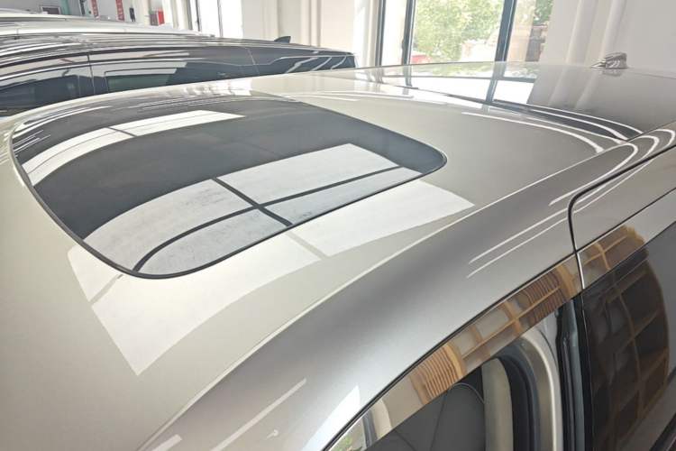 Used Volvo EM90 2025 Ultra Six-Seater Roof