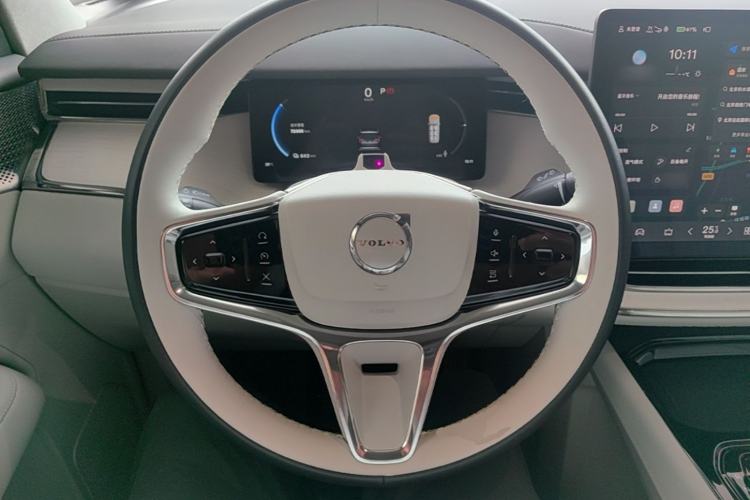 Used Volvo EM90 2025 Ultra Six-Seater Steering Wheel