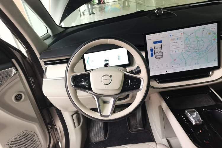 Used Volvo EM90 2025 Ultra Six-Seater Steering Wheel