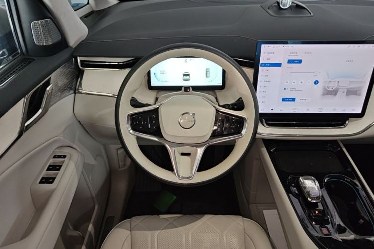 Used Volvo EM90 2025 Ultra Six-Seater Steering Wheel