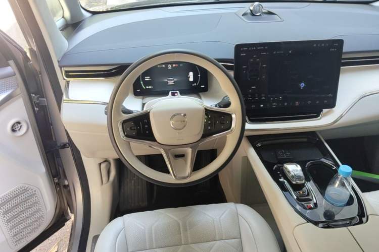 Used Volvo EM90 2025 Ultra Six-Seater Steering Wheel