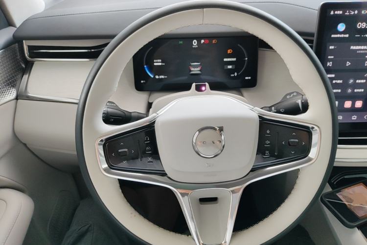 Used Volvo EM90 2025 Ultra Six-Seater Steering Wheel