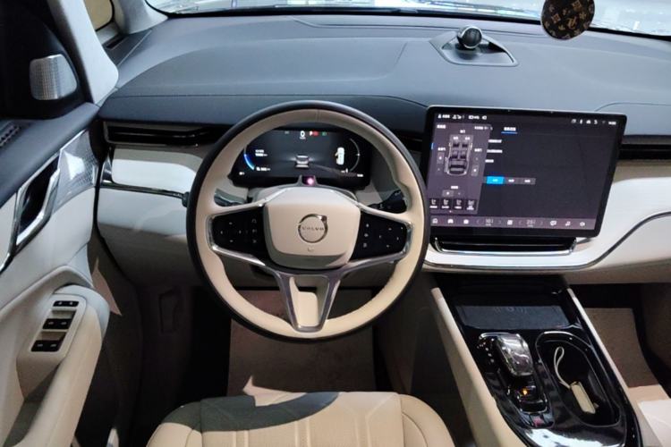 Used Volvo EM90 2025 Ultra Six-Seater Steering Wheel