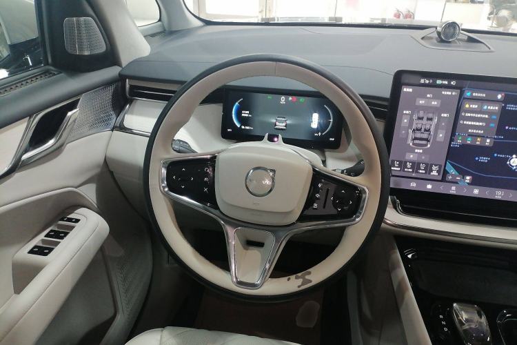 Used Volvo EM90 2025 Ultra Six-Seater Steering Wheel