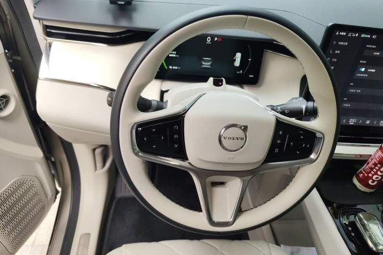 Used Volvo EM90 2025 Ultra Six-Seater Steering Wheel