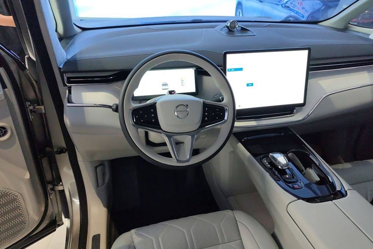Used Volvo EM90 2025 Ultra Six-Seater Steering Wheel