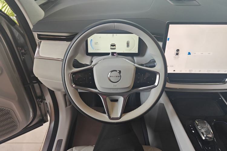 Used Volvo EM90 2025 Ultra Six-Seater Steering Wheel