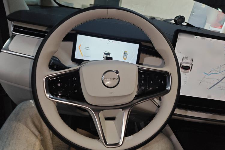 Used Volvo EM90 2025 Ultra Six-Seater Steering Wheel