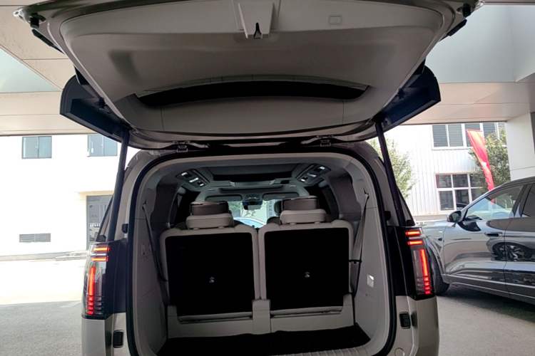 Used Volvo EM90 2025 Ultra Six-Seater Trunk