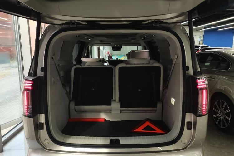 Used Volvo EM90 2025 Ultra Six-Seater Trunk
