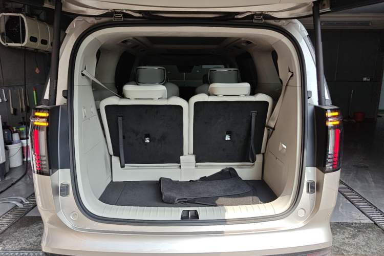 Used Volvo EM90 2025 Ultra Six-Seater Trunk