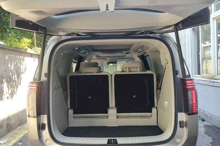 Used Volvo EM90 2025 Ultra Six-Seater Trunk