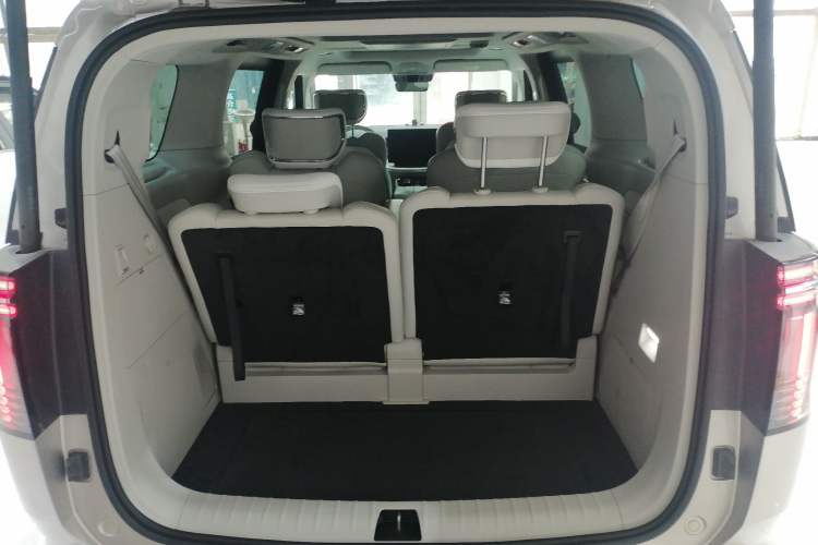 Used Volvo EM90 2025 Ultra Six-Seater Trunk