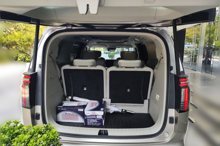 Used Volvo EM90 2025 Ultra Six-Seater Trunk