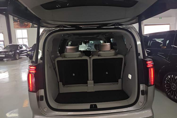 Used Volvo EM90 2025 Ultra Six-Seater Trunk