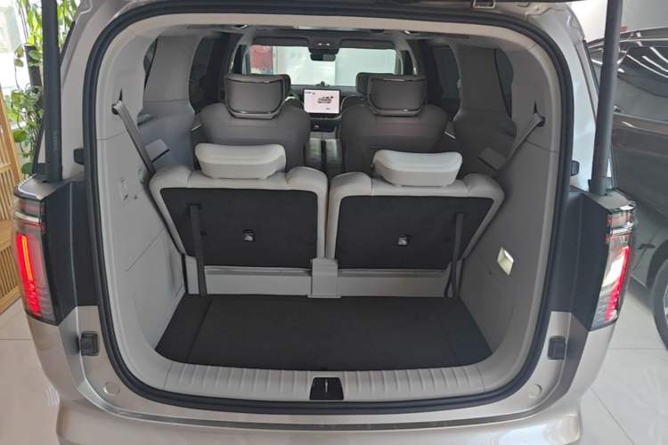 Used Volvo EM90 2025 Ultra Six-Seater Trunk