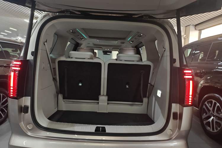 Used Volvo EM90 2025 Ultra Six-Seater Trunk