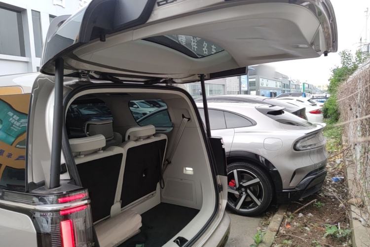 Used Volvo EM90 2025 Ultra Six-Seater Trunk