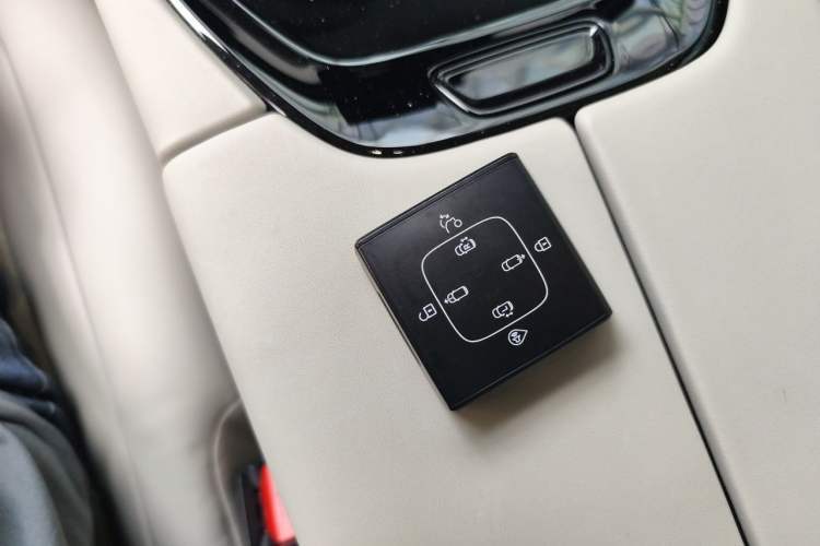 Used Volvo EM90 2025 Ultra Six-Seater Vehicle Key