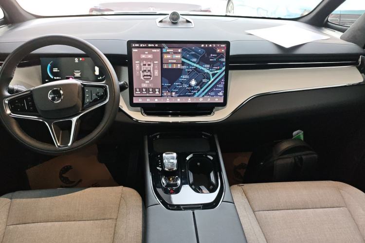 Used Volvo EM90 2025 Ultra Six-Seater Center Console