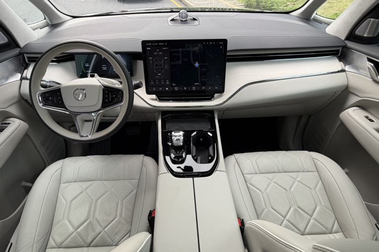 Used Volvo EM90 2025 Ultra Six-Seater Center Console