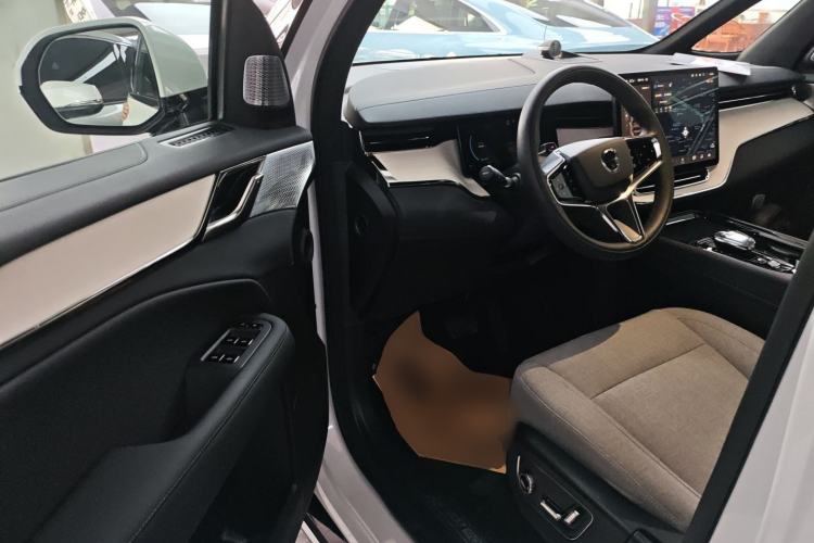 Used Volvo EM90 2025 Ultra Six-Seater Driver Seat