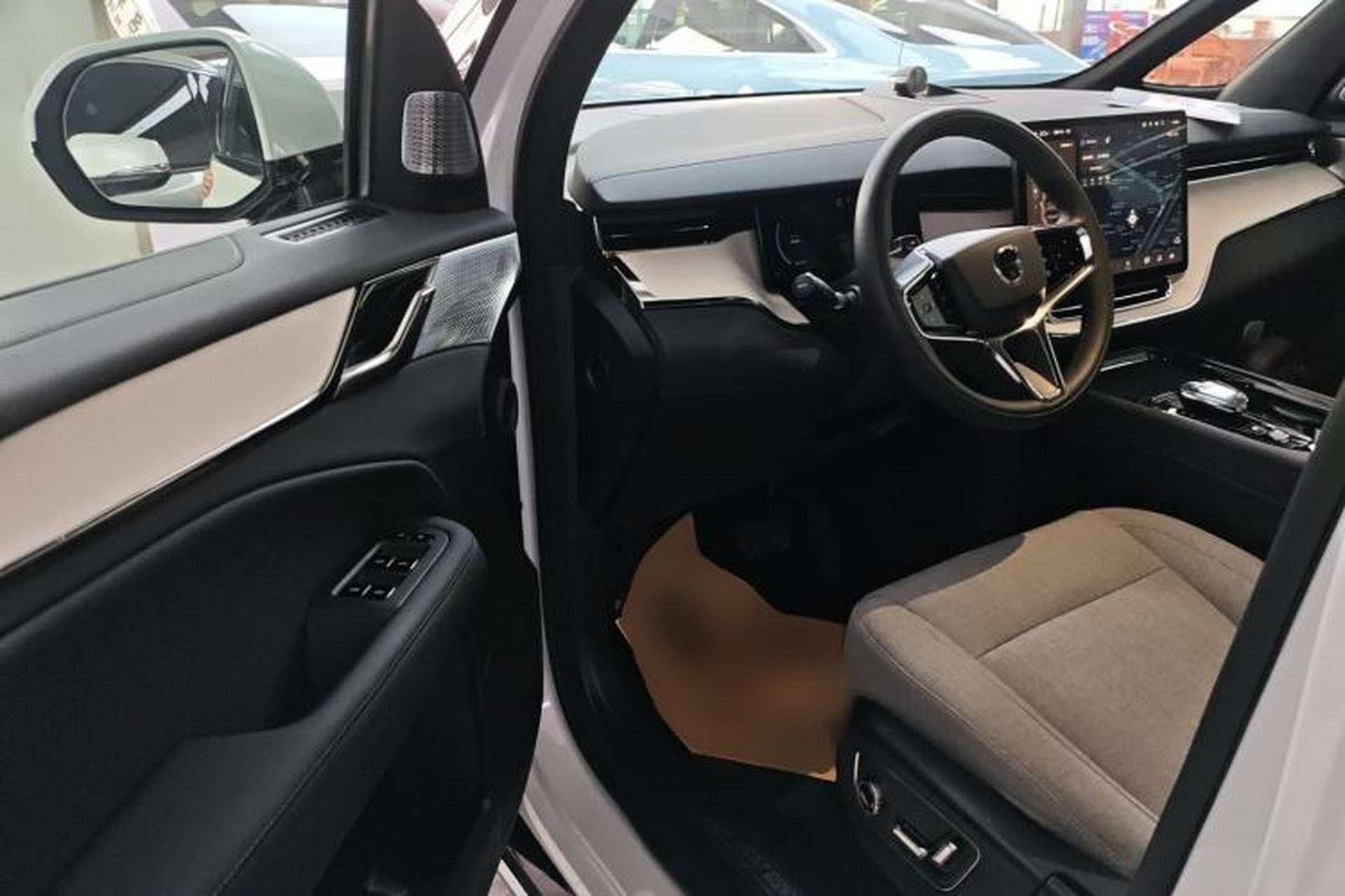 Used Volvo EM90 2025 Ultra Six-Seater Driver Seat