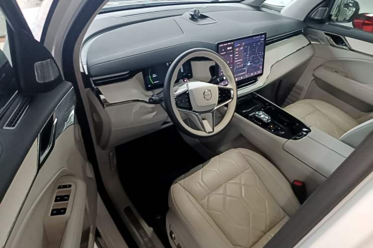 Used Volvo EM90 2025 Ultra Six-Seater Driver Seat