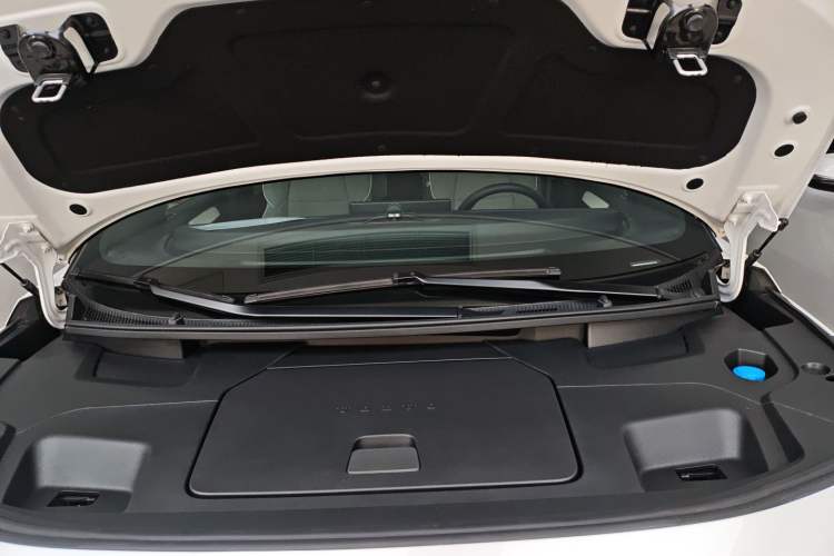 Used Volvo EM90 2025 Ultra Six-Seater Engine Bay