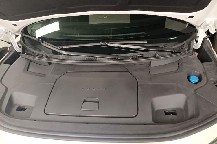 Used Volvo EM90 2025 Ultra Six-Seater Engine Bay
