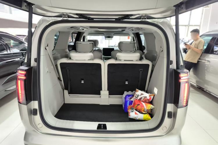 Used Volvo EM90 2025 Ultra Six-Seater Interior 5