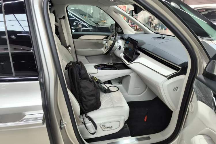 Used Volvo EM90 2025 Ultra Six-Seater Interior 6