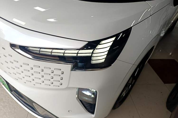 Used Volvo EM90 2025 Ultra Six-Seater Left Front Headlight