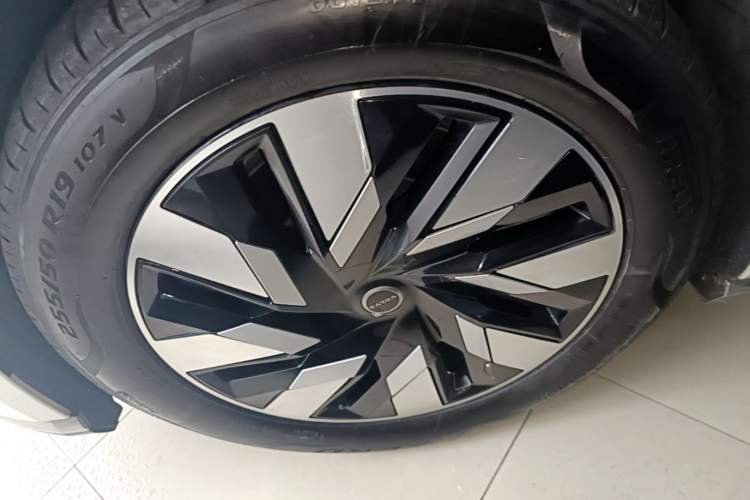 Used Volvo EM90 2025 Ultra Six-Seater Left Front Wheel Hub
