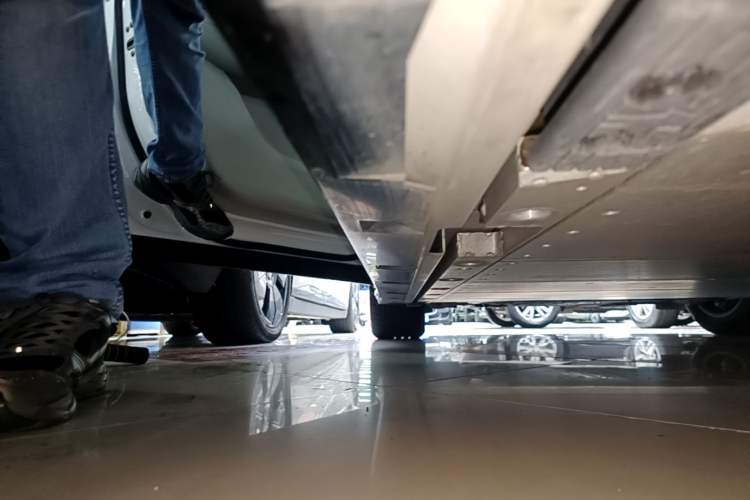 Used Volvo EM90 2025 Ultra Six-Seater Left Side Sill
