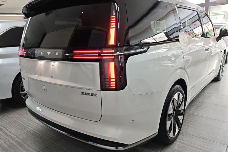 Used Volvo EM90 2025 Ultra Six-Seater Rear Right 45 Deg