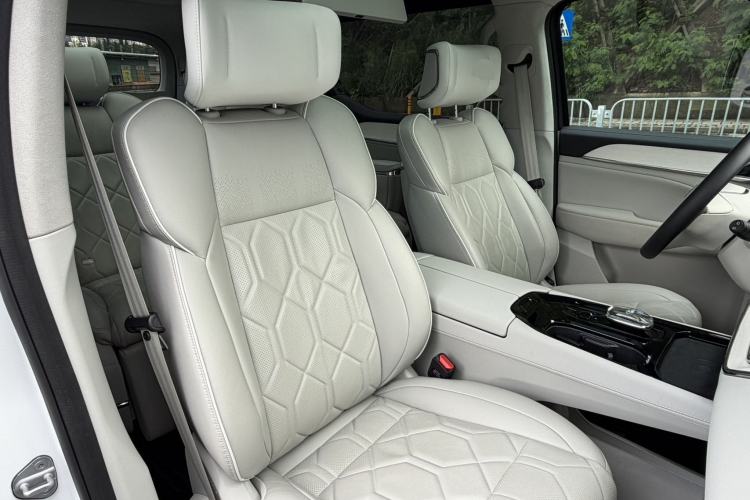 Used Volvo EM90 2025 Ultra Six-Seater Right Front Seat