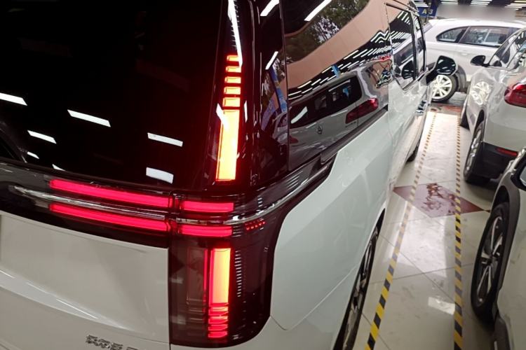 Used Volvo EM90 2025 Ultra Six-Seater Right Rear Taillight
