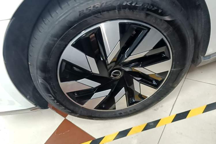 Used Volvo EM90 2025 Ultra Six-Seater Right Rear Wheel Hub
