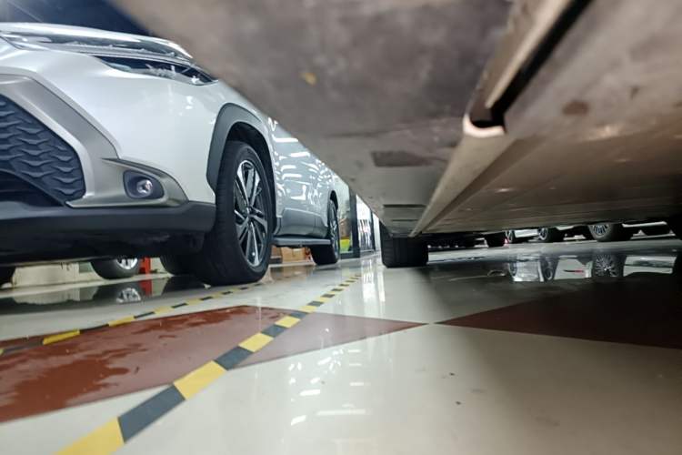 Used Volvo EM90 2025 Ultra Six-Seater Right Side Sill