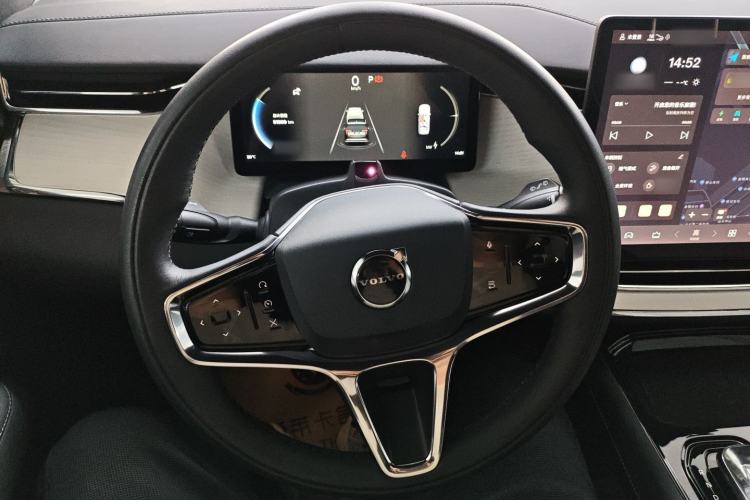 Used Volvo EM90 2025 Ultra Six-Seater Steering Wheel