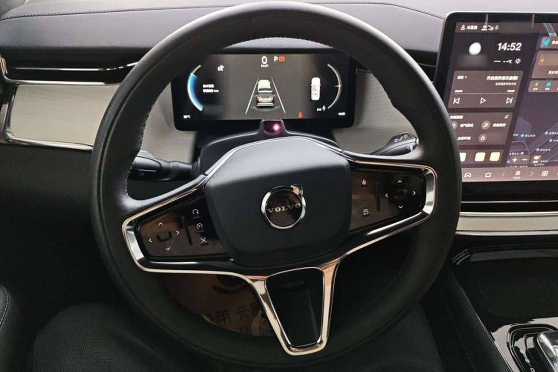 Used Volvo EM90 2025 Ultra Six-Seater Steering Wheel