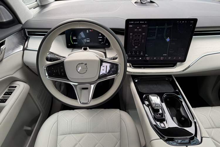 Used Volvo EM90 2025 Ultra Six-Seater Steering Wheel