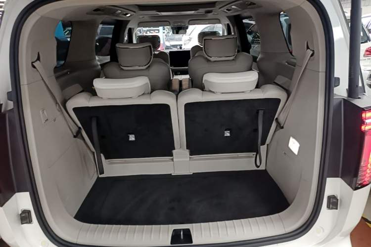 Used Volvo EM90 2025 Ultra Six-Seater Trunk