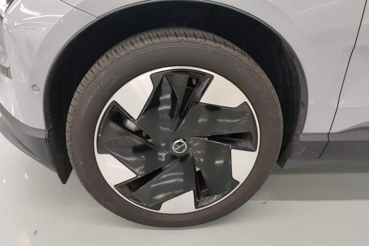 Used Volvo EX30 2025 Rear-Drive Long-Range Version Ultra Left Front Wheel Hub